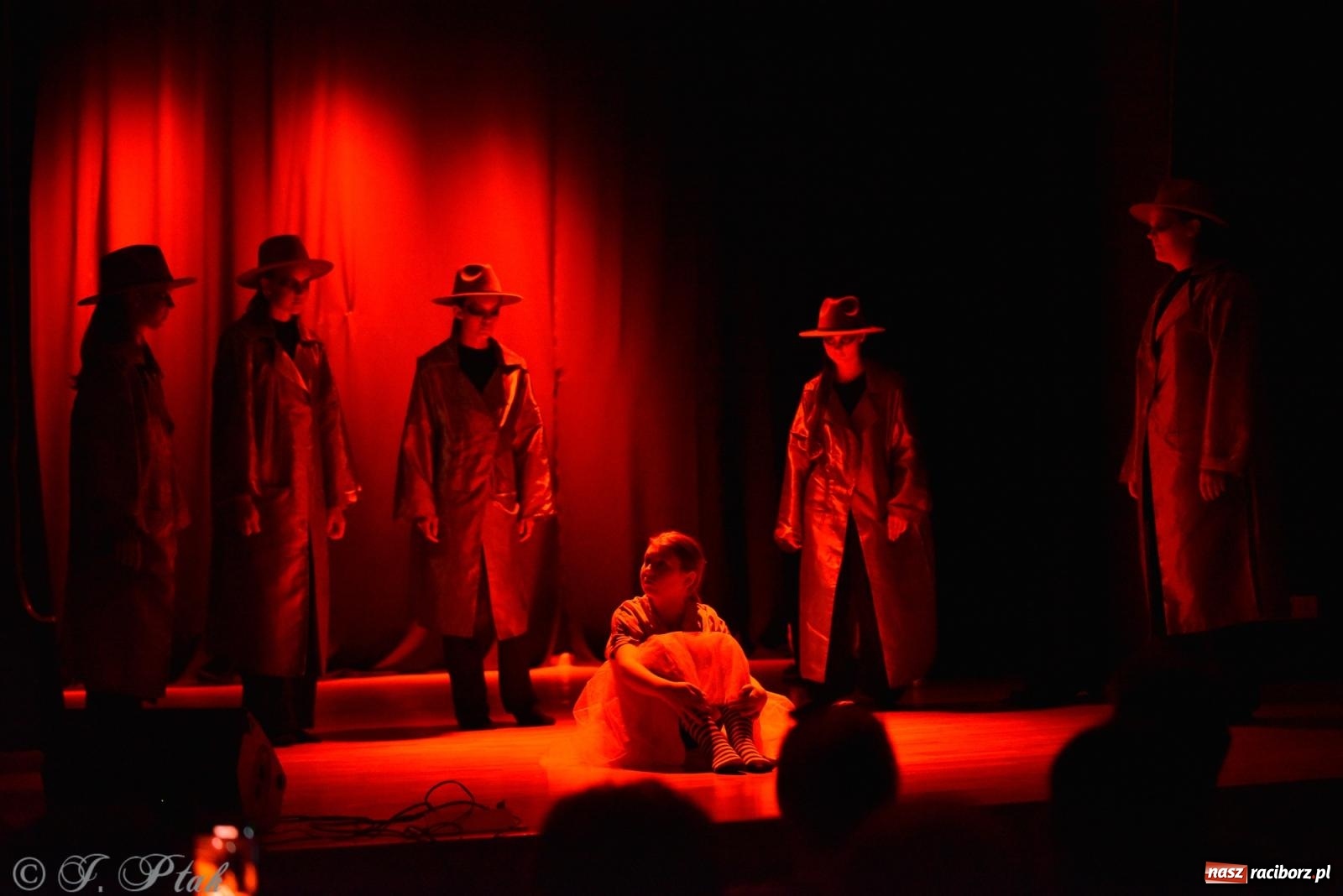 Zdjęcie w galerii na portalu naszraciborz.pl: Czwarta ściana, czyli Wieczór Premier w MDK-u wiadomości z regionu