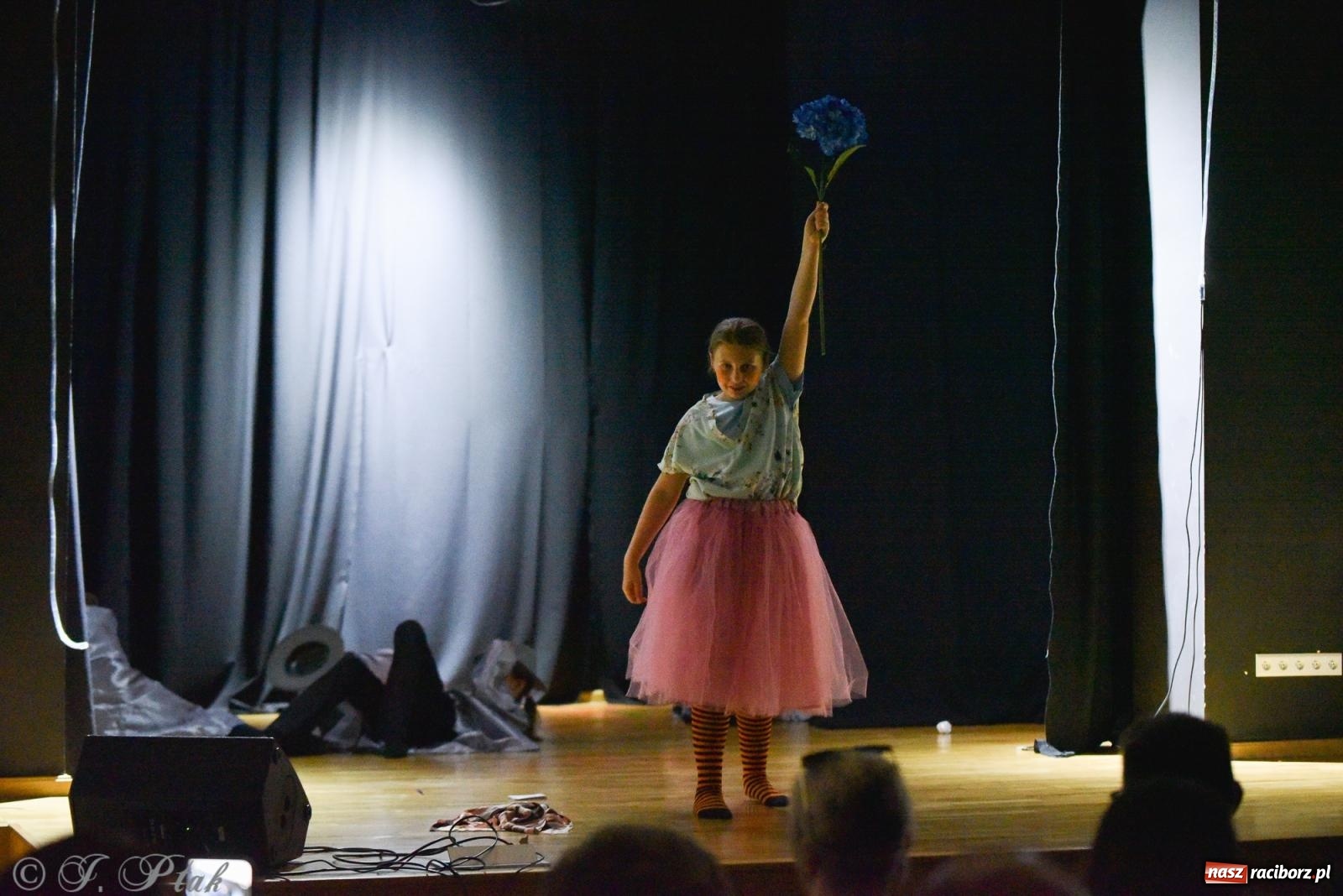 Zdjęcie w galerii na portalu naszraciborz.pl: Czwarta ściana, czyli Wieczór Premier w MDK-u wiadomości z regionu