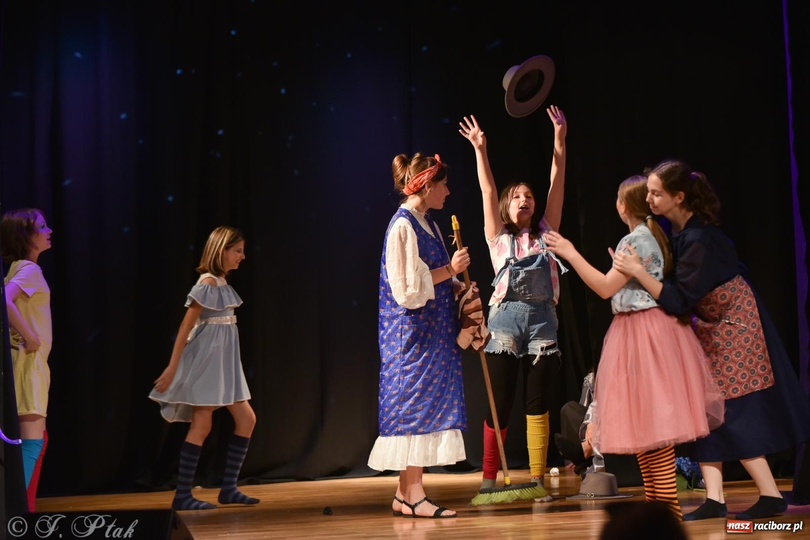 Zdjęcie w galerii na portalu naszraciborz.pl: Czwarta ściana, czyli Wieczór Premier w MDK-u wiadomości z regionu