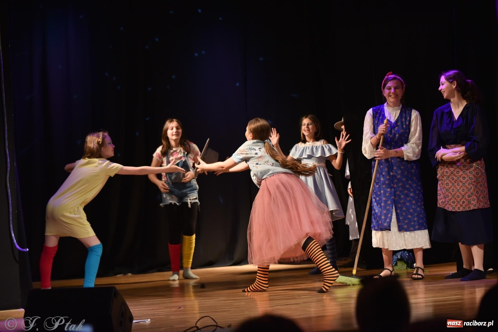 Zdjęcie w galerii na portalu naszraciborz.pl: Czwarta ściana, czyli Wieczór Premier w MDK-u wiadomości z regionu