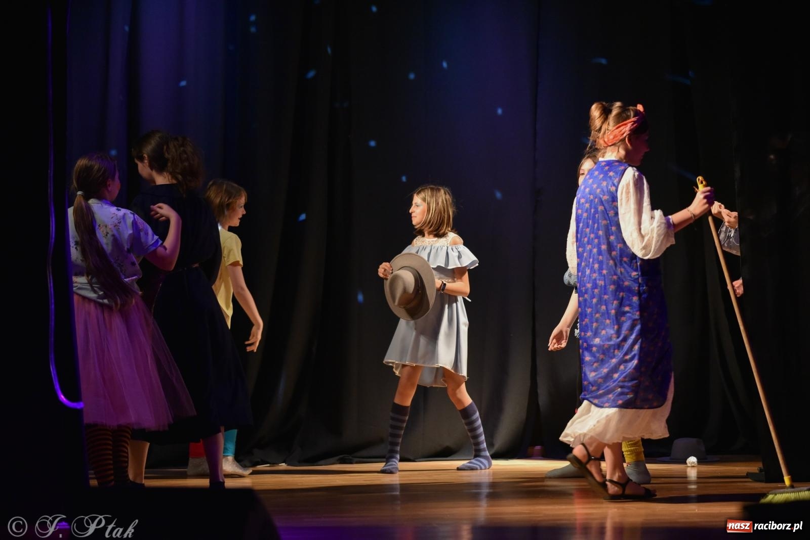 Zdjęcie w galerii na portalu naszraciborz.pl: Czwarta ściana, czyli Wieczór Premier w MDK-u wiadomości z regionu