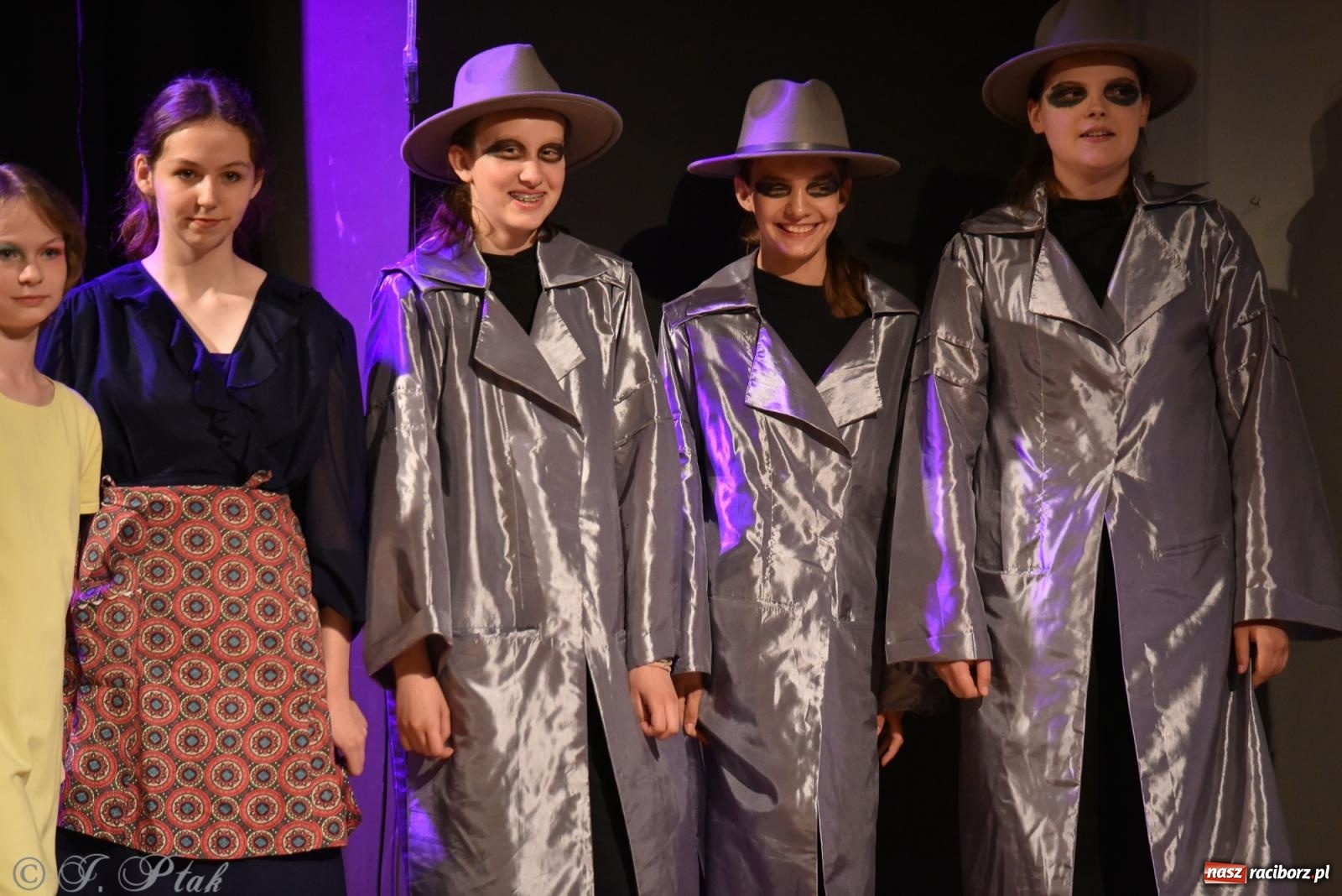 Zdjęcie w galerii na portalu naszraciborz.pl: Czwarta ściana, czyli Wieczór Premier w MDK-u wiadomości z regionu