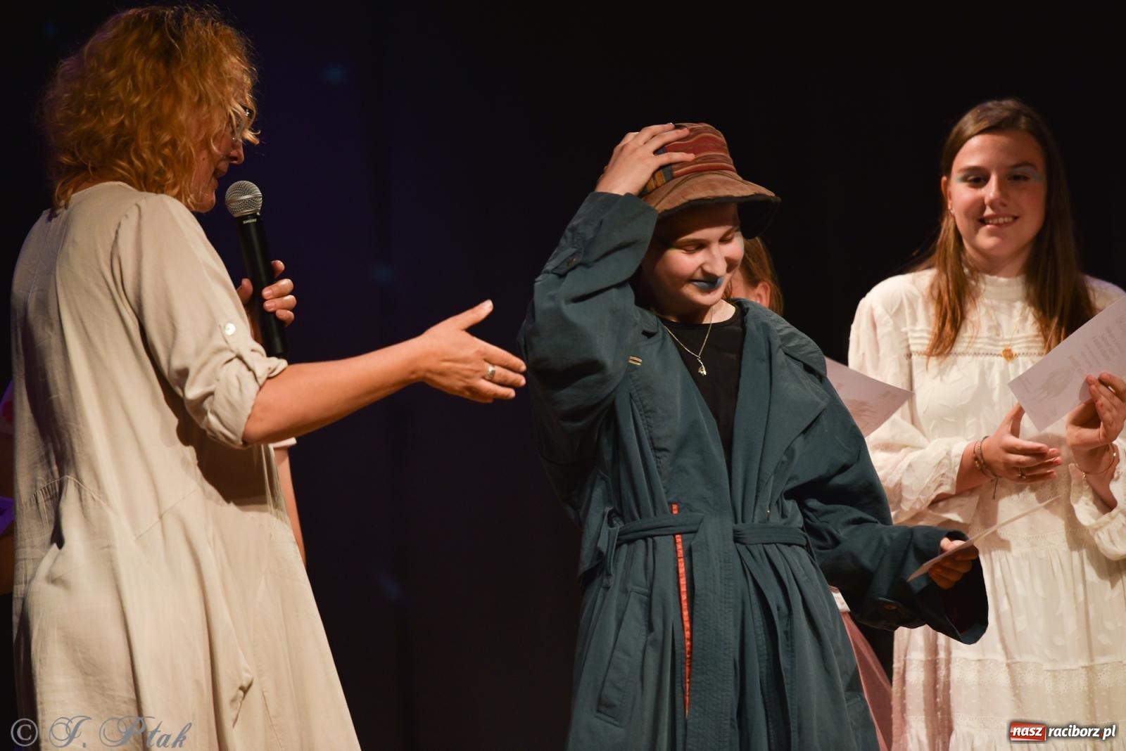 Zdjęcie w galerii na portalu naszraciborz.pl: Czwarta ściana, czyli Wieczór Premier w MDK-u wiadomości z regionu