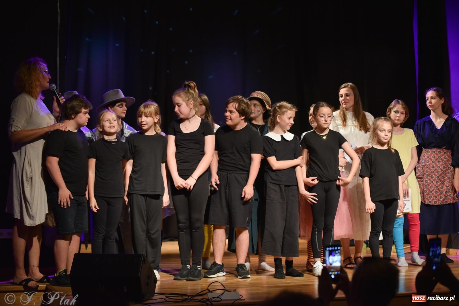 Zdjęcie w galerii na portalu naszraciborz.pl: Czwarta ściana, czyli Wieczór Premier w MDK-u wiadomości z regionu