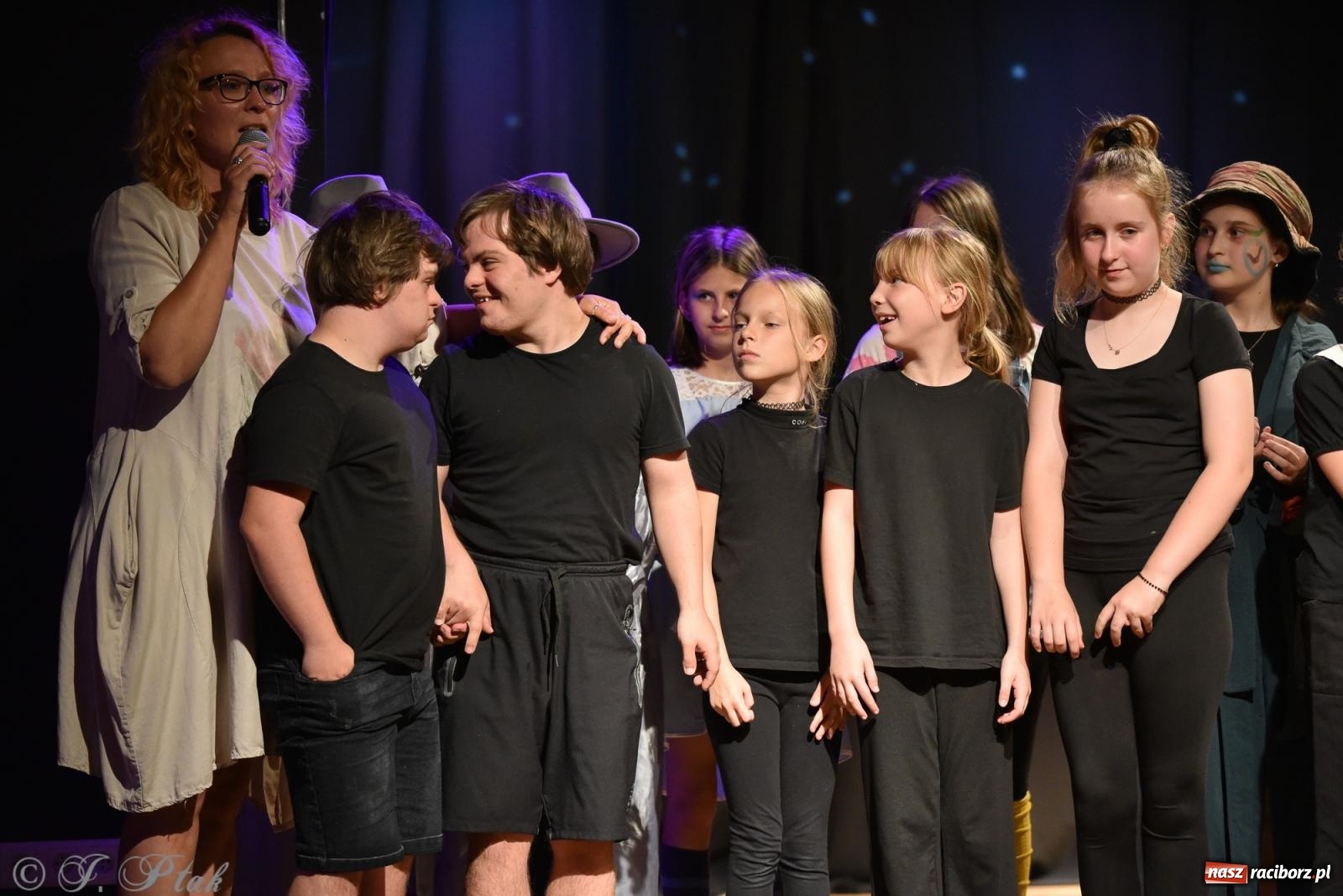 Zdjęcie w galerii na portalu naszraciborz.pl: Czwarta ściana, czyli Wieczór Premier w MDK-u wiadomości z regionu