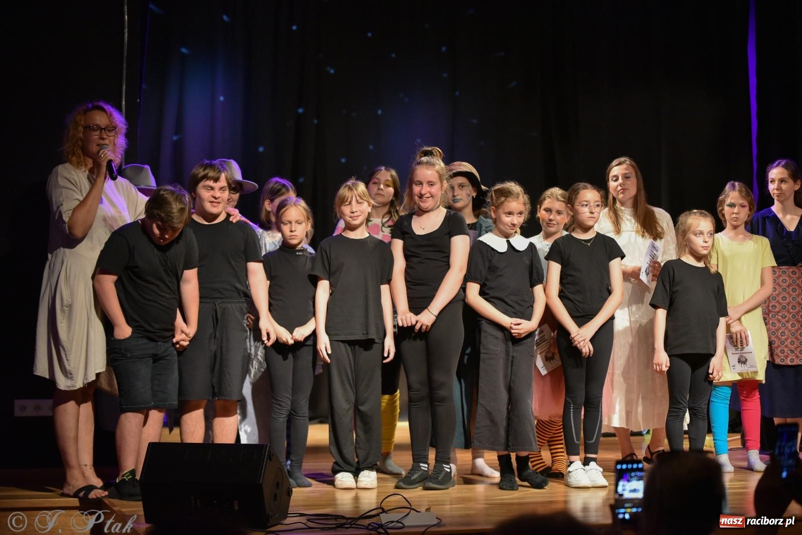 Zdjęcie w galerii na portalu naszraciborz.pl: Czwarta ściana, czyli Wieczór Premier w MDK-u wiadomości z regionu