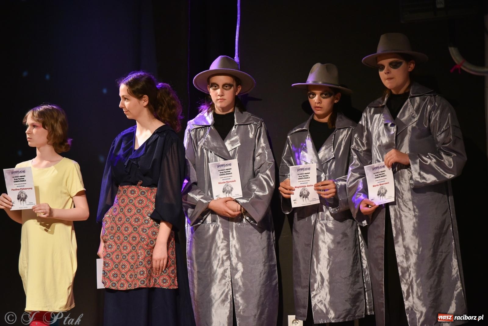 Zdjęcie w galerii na portalu naszraciborz.pl: Czwarta ściana, czyli Wieczór Premier w MDK-u wiadomości z regionu