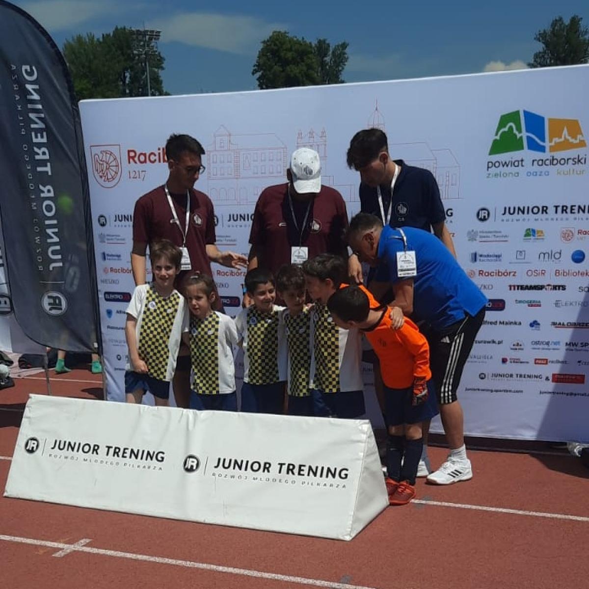 Zdjęcie w galerii na portalu naszraciborz.pl: Piłkarska reprezentacja Zugló w Raciborzu wiadomości z regionu