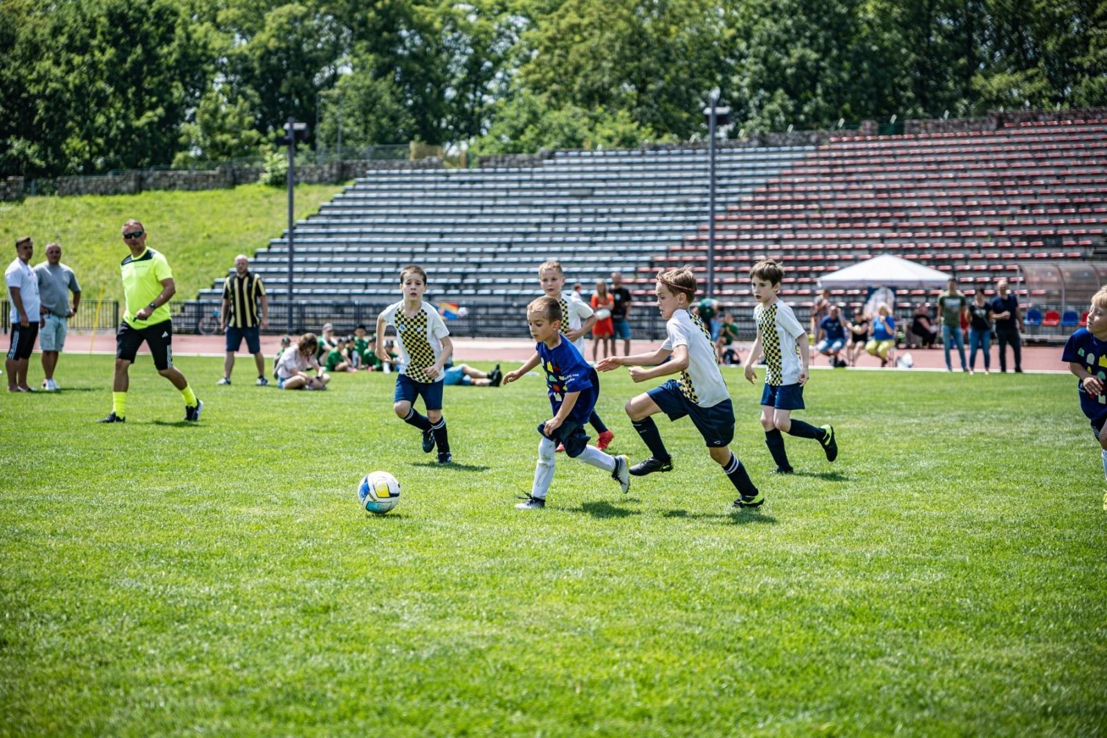 Zdjęcie w galerii na portalu naszraciborz.pl: Piłkarska reprezentacja Zugló w Raciborzu wiadomości z regionu