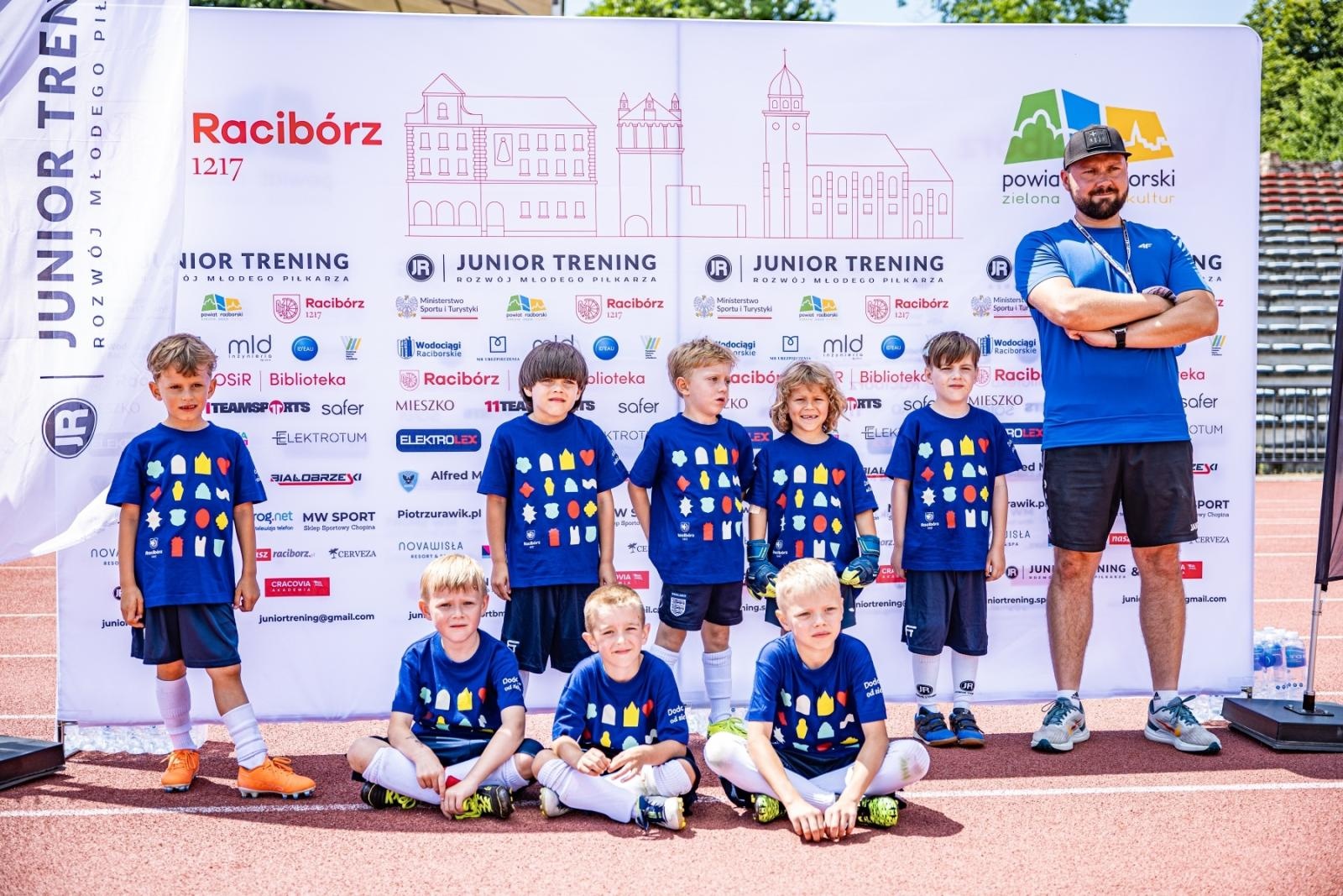 Zdjęcie w galerii na portalu naszraciborz.pl: Piłkarska reprezentacja Zugló w Raciborzu wiadomości z regionu