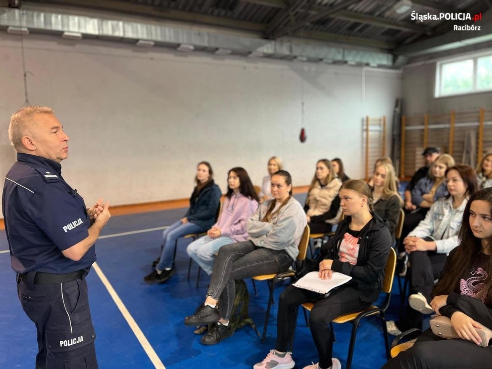 Zdjęcie w galerii na portalu naszraciborz.pl: Absolwenci odwiedzili Komendę Powiatową Policji w Raciborzu  wiadomości z regionu