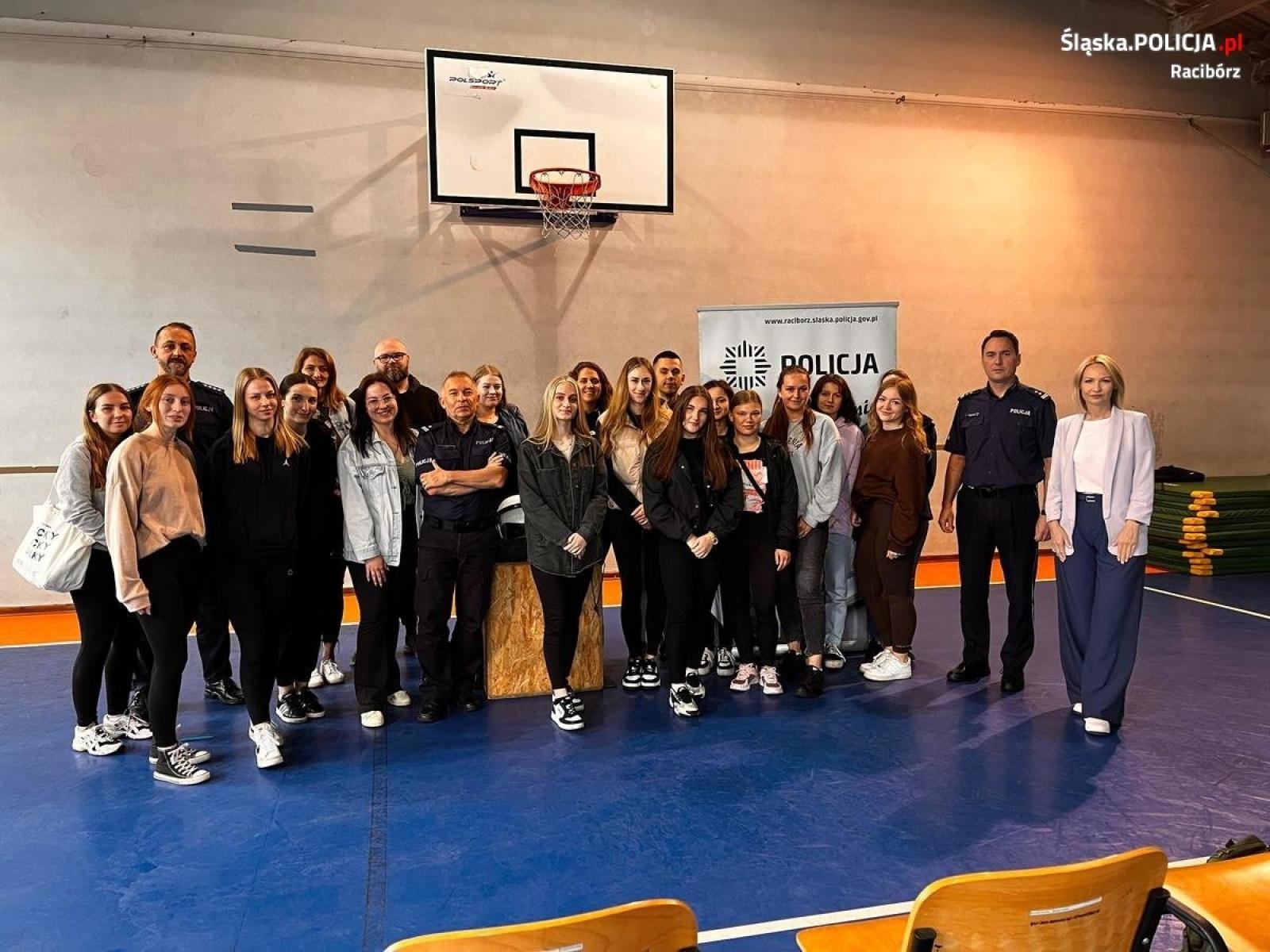 Zdjęcie w galerii na portalu naszraciborz.pl: Absolwenci odwiedzili Komendę Powiatową Policji w Raciborzu  wiadomości z regionu