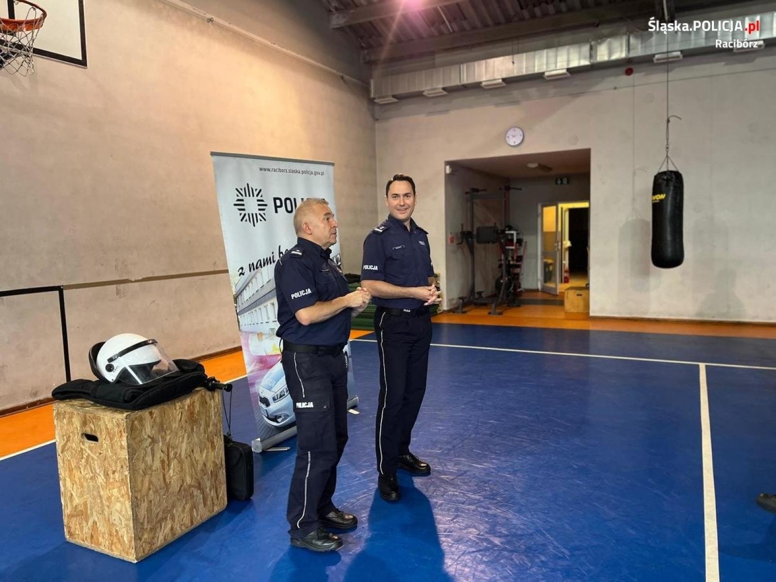 Zdjęcie w galerii na portalu naszraciborz.pl: Absolwenci odwiedzili Komendę Powiatową Policji w Raciborzu  wiadomości z regionu