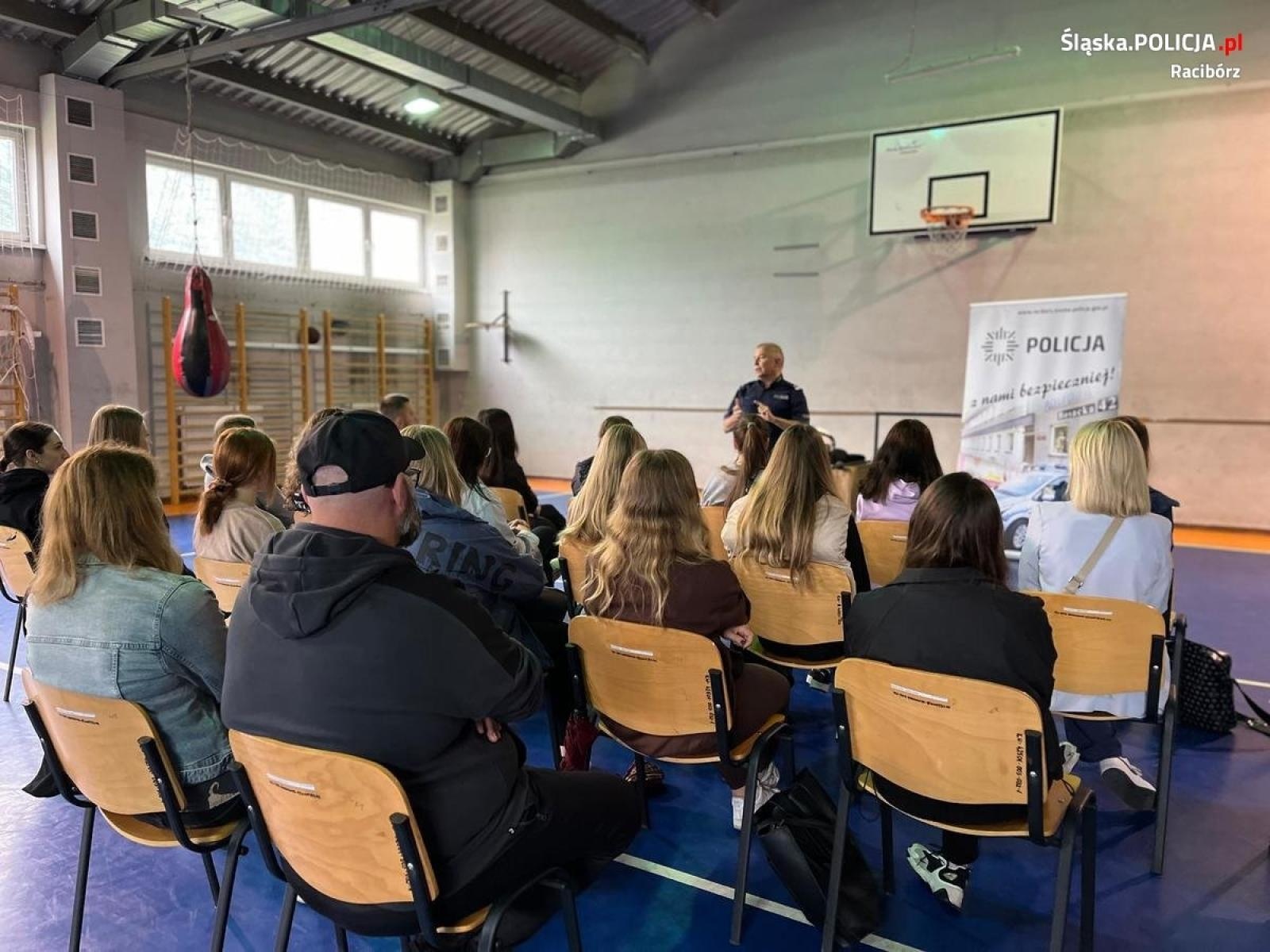 Zdjęcie w galerii na portalu naszraciborz.pl: Absolwenci odwiedzili Komendę Powiatową Policji w Raciborzu  wiadomości z regionu