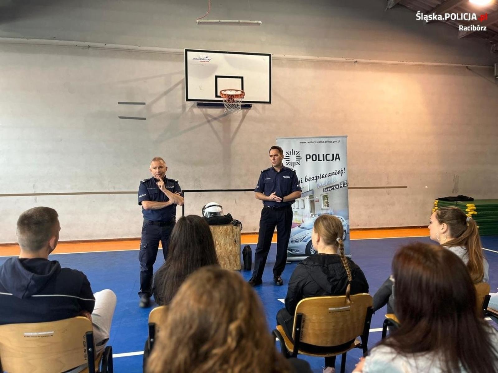 Zdjęcie w galerii na portalu naszraciborz.pl: Absolwenci odwiedzili Komendę Powiatową Policji w Raciborzu  wiadomości z regionu