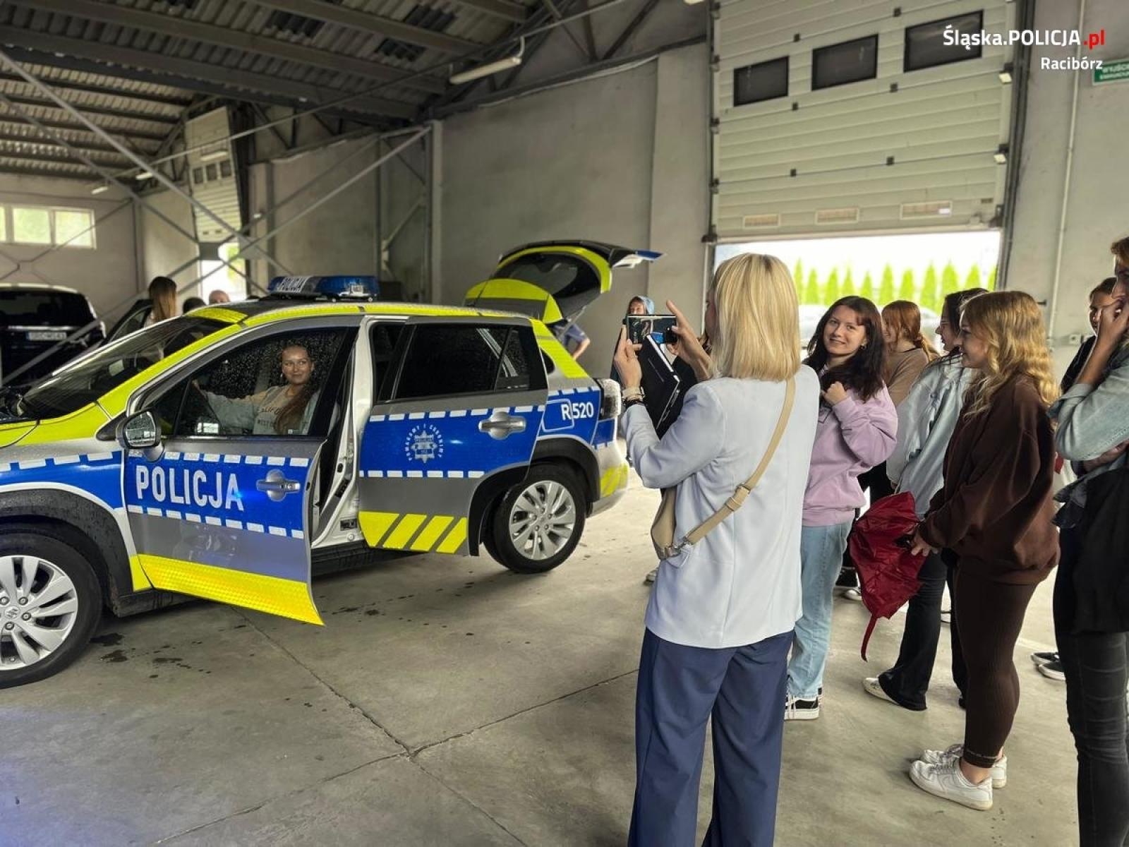 Zdjęcie w galerii na portalu naszraciborz.pl: Absolwenci odwiedzili Komendę Powiatową Policji w Raciborzu  wiadomości z regionu