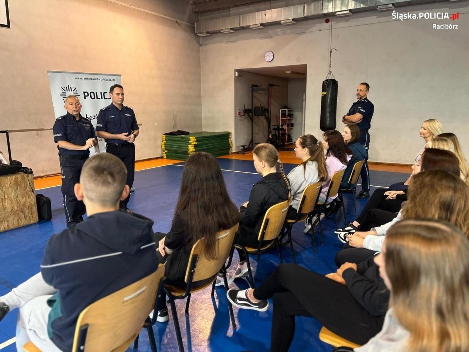 Zdjęcie w galerii na portalu naszraciborz.pl: Absolwenci odwiedzili Komendę Powiatową Policji w Raciborzu  wiadomości z regionu