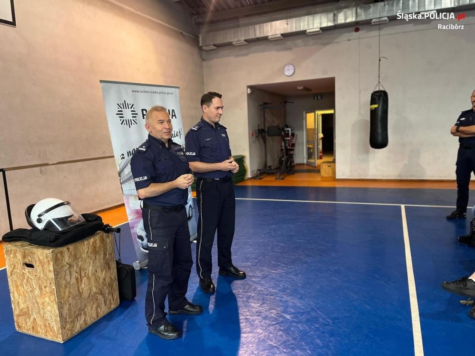 Zdjęcie w galerii na portalu naszraciborz.pl: Absolwenci odwiedzili Komendę Powiatową Policji w Raciborzu  wiadomości z regionu