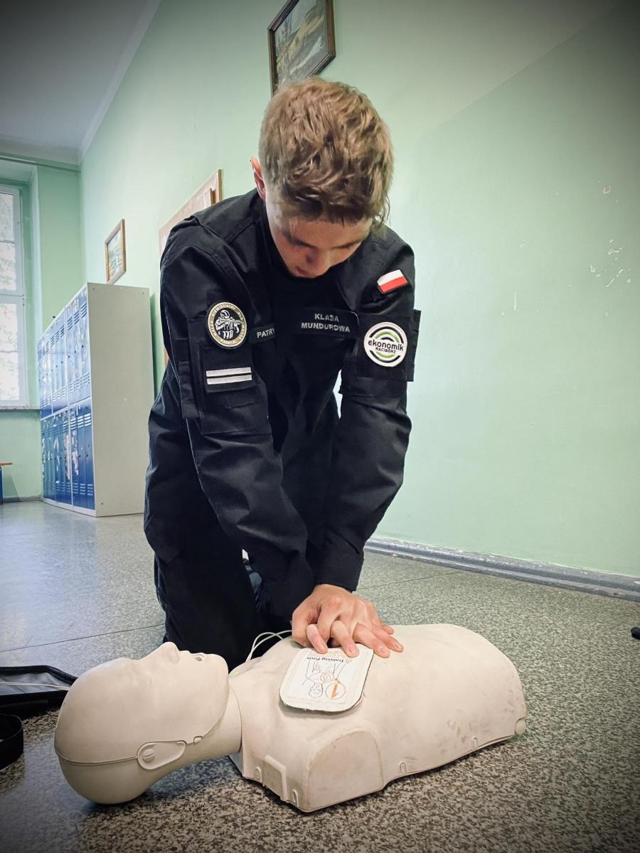 Zdjęcie w galerii na portalu naszraciborz.pl: Program Edukacja z wojskiem w raciborskim Ekonomiku wiadomości z regionu