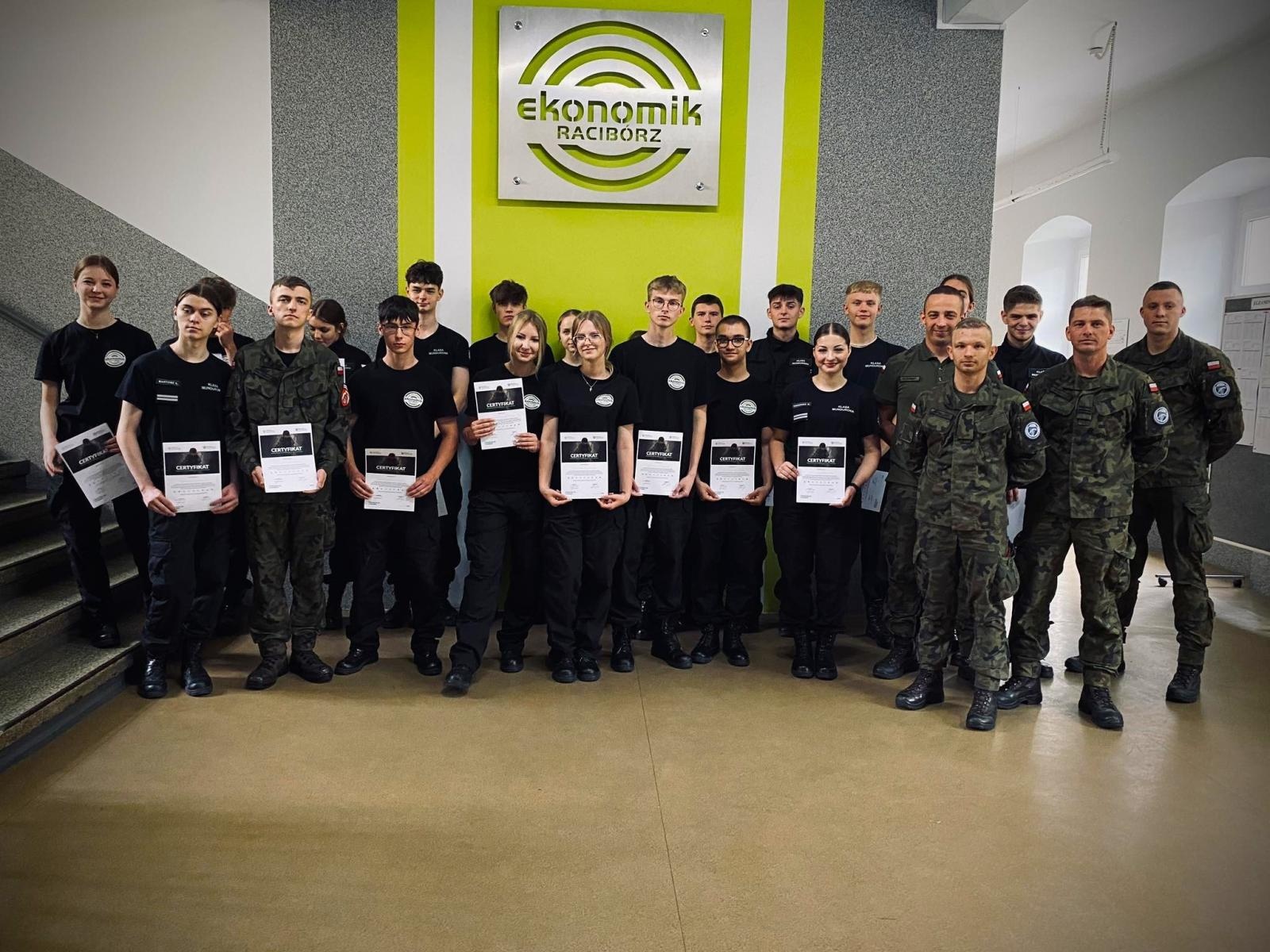 Zdjęcie w galerii na portalu naszraciborz.pl: Program Edukacja z wojskiem w raciborskim Ekonomiku wiadomości z regionu