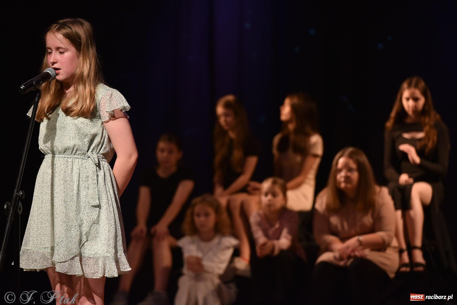 Zdjęcie w galerii na portalu naszraciborz.pl: Wieczorek muzyczno-poetycki w raciborskim MDK [FOTO i WIDEO] wiadomości z regionu