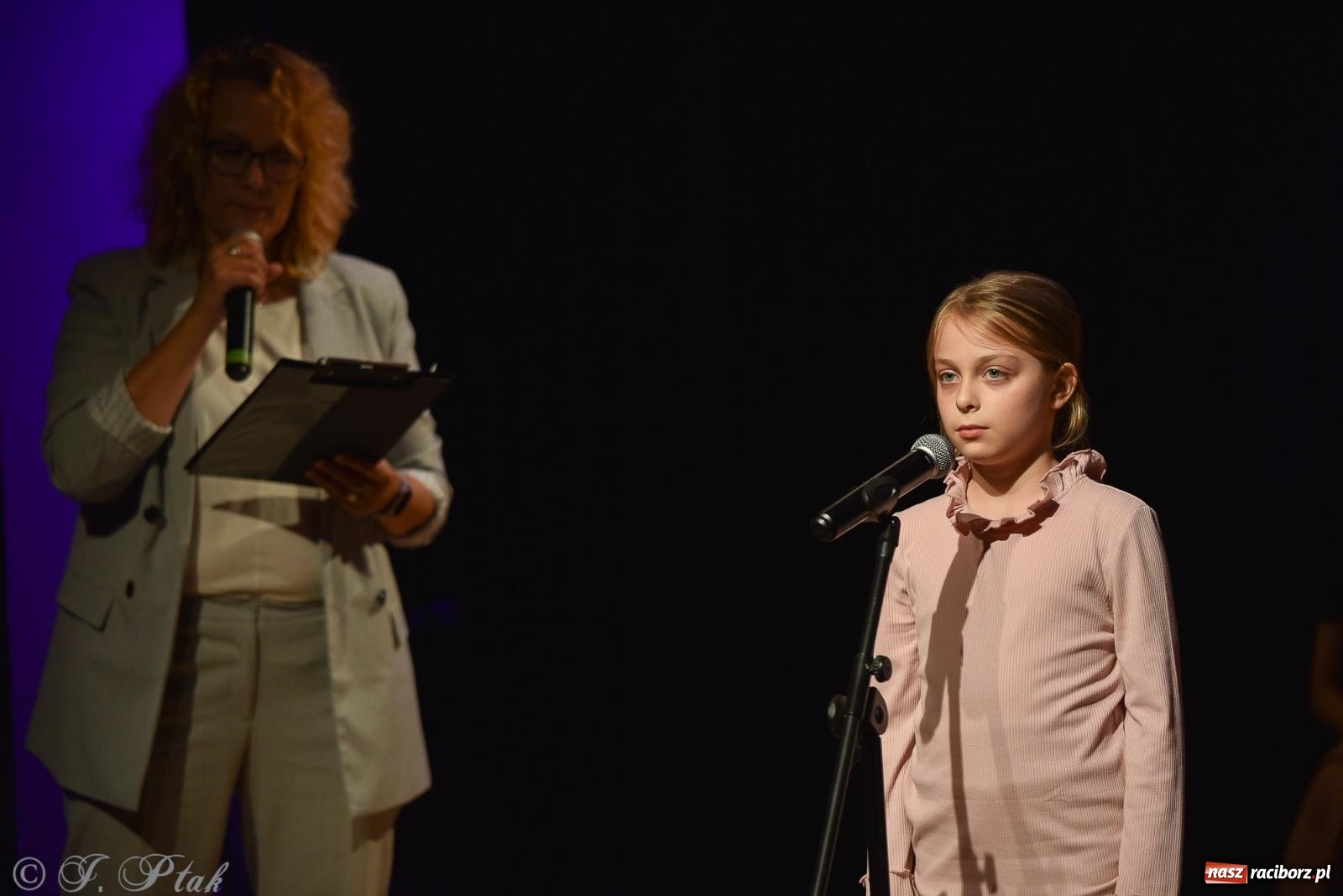 Zdjęcie w galerii na portalu naszraciborz.pl: Wieczorek muzyczno-poetycki w raciborskim MDK [FOTO i WIDEO] wiadomości z regionu