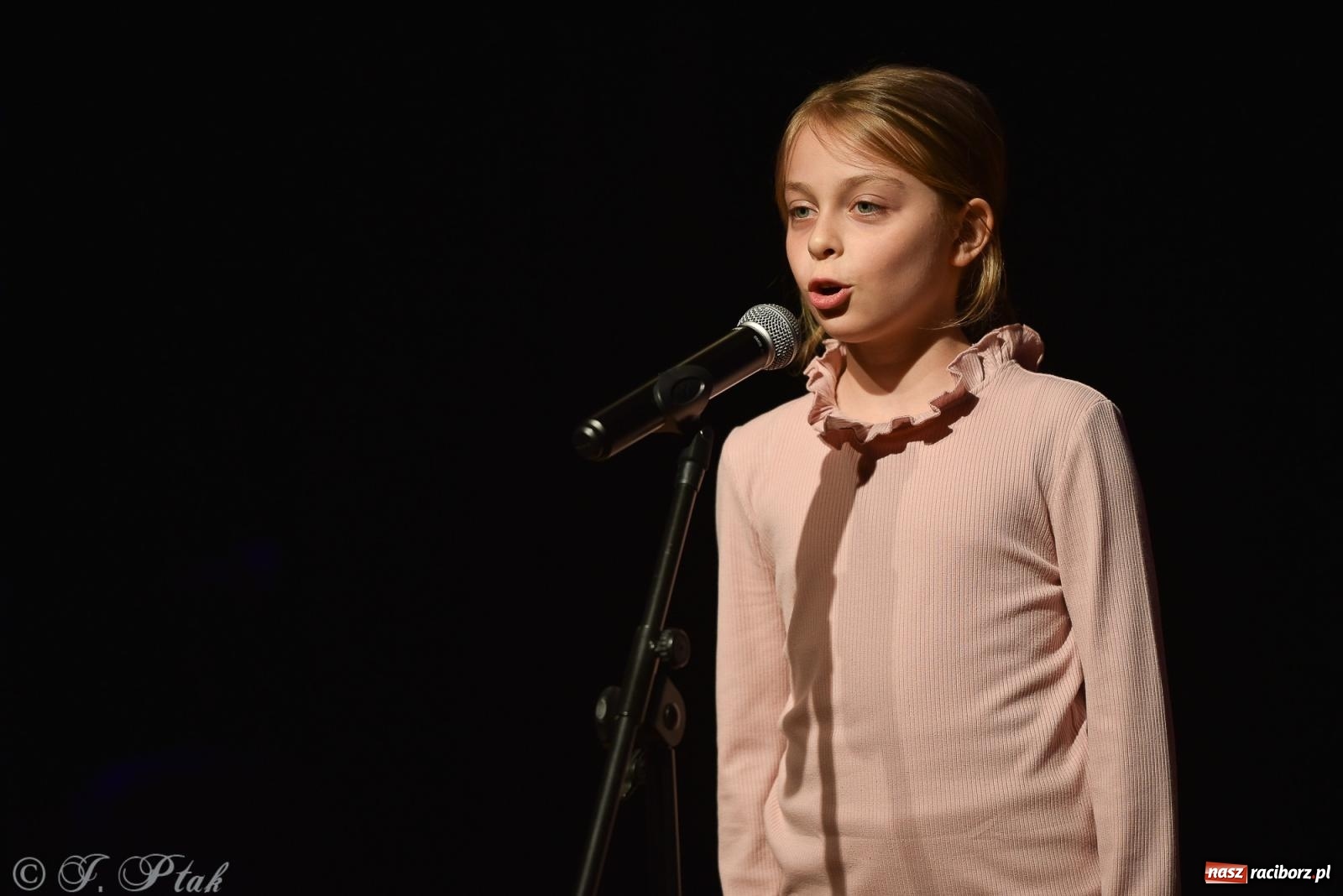 Zdjęcie w galerii na portalu naszraciborz.pl: Wieczorek muzyczno-poetycki w raciborskim MDK [FOTO i WIDEO] wiadomości z regionu
