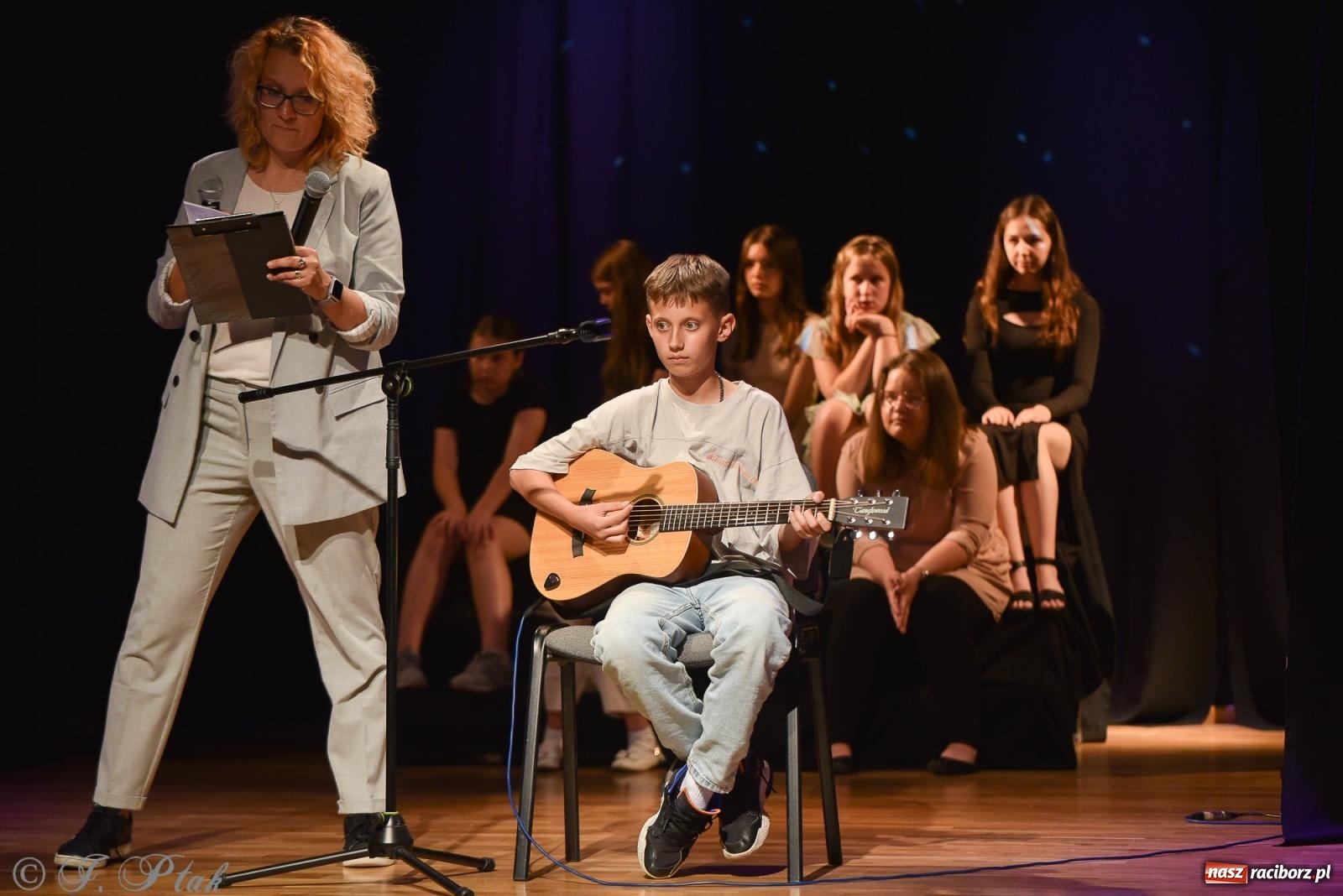 Zdjęcie w galerii na portalu naszraciborz.pl: Wieczorek muzyczno-poetycki w raciborskim MDK [FOTO i WIDEO] wiadomości z regionu