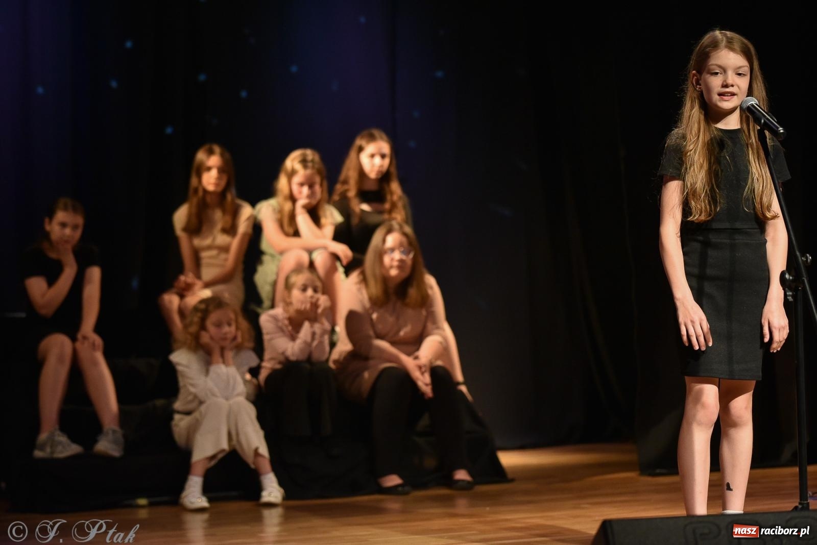 Zdjęcie w galerii na portalu naszraciborz.pl: Wieczorek muzyczno-poetycki w raciborskim MDK [FOTO i WIDEO] wiadomości z regionu