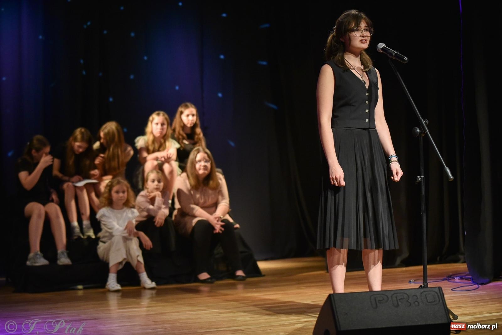 Zdjęcie w galerii na portalu naszraciborz.pl: Wieczorek muzyczno-poetycki w raciborskim MDK [FOTO i WIDEO] wiadomości z regionu