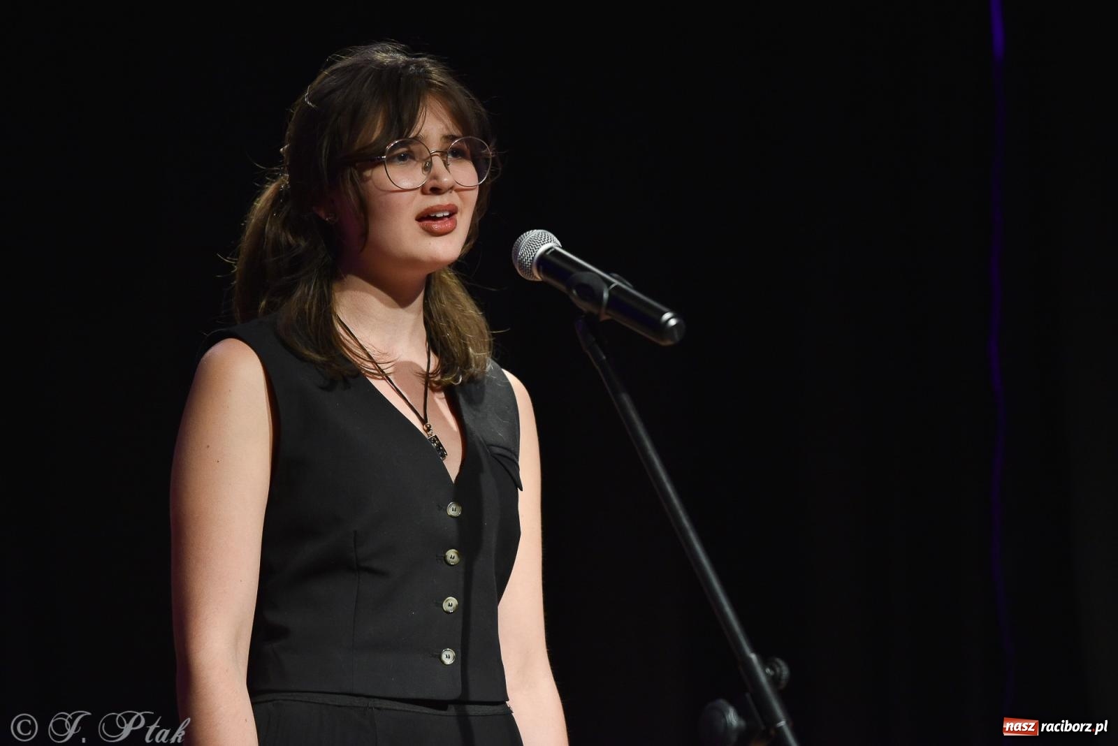 Zdjęcie w galerii na portalu naszraciborz.pl: Wieczorek muzyczno-poetycki w raciborskim MDK [FOTO i WIDEO] wiadomości z regionu