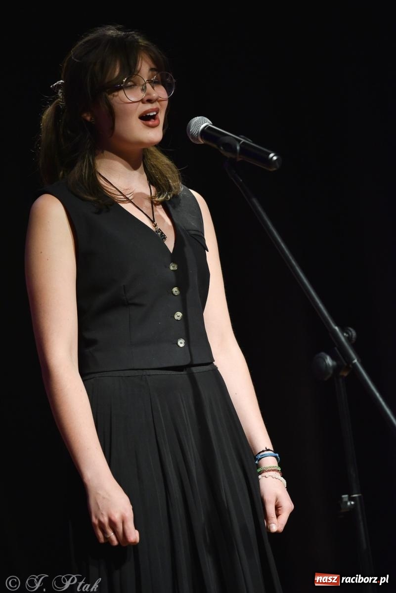 Zdjęcie w galerii na portalu naszraciborz.pl: Wieczorek muzyczno-poetycki w raciborskim MDK [FOTO i WIDEO] wiadomości z regionu
