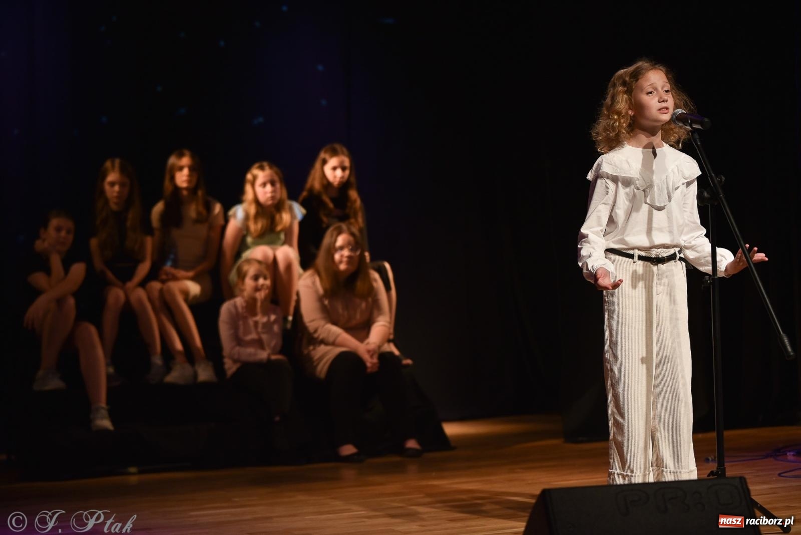 Zdjęcie w galerii na portalu naszraciborz.pl: Wieczorek muzyczno-poetycki w raciborskim MDK [FOTO i WIDEO] wiadomości z regionu