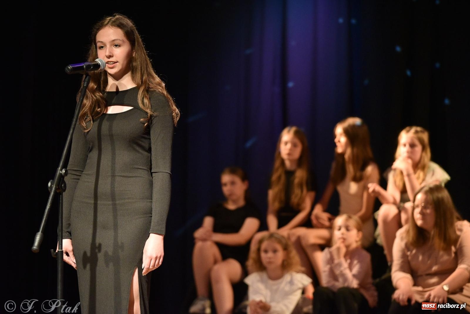 Zdjęcie w galerii na portalu naszraciborz.pl: Wieczorek muzyczno-poetycki w raciborskim MDK [FOTO i WIDEO] wiadomości z regionu