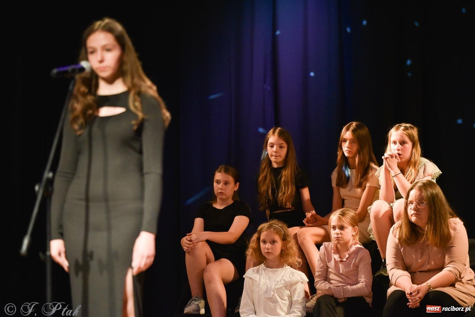 Zdjęcie w galerii na portalu naszraciborz.pl: Wieczorek muzyczno-poetycki w raciborskim MDK [FOTO i WIDEO] wiadomości z regionu
