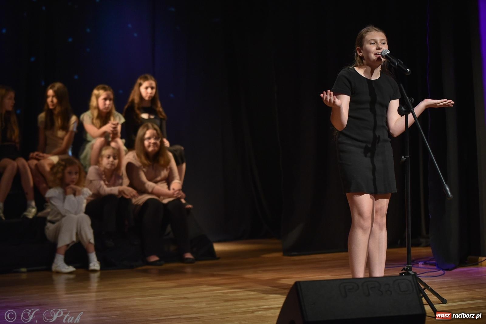 Zdjęcie w galerii na portalu naszraciborz.pl: Wieczorek muzyczno-poetycki w raciborskim MDK [FOTO i WIDEO] wiadomości z regionu