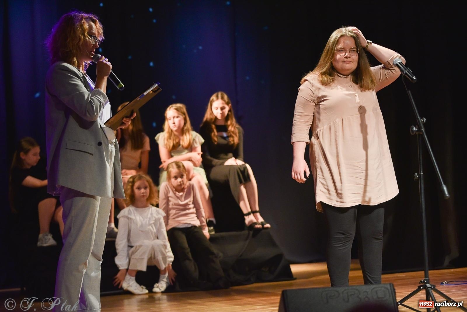 Zdjęcie w galerii na portalu naszraciborz.pl: Wieczorek muzyczno-poetycki w raciborskim MDK [FOTO i WIDEO] wiadomości z regionu