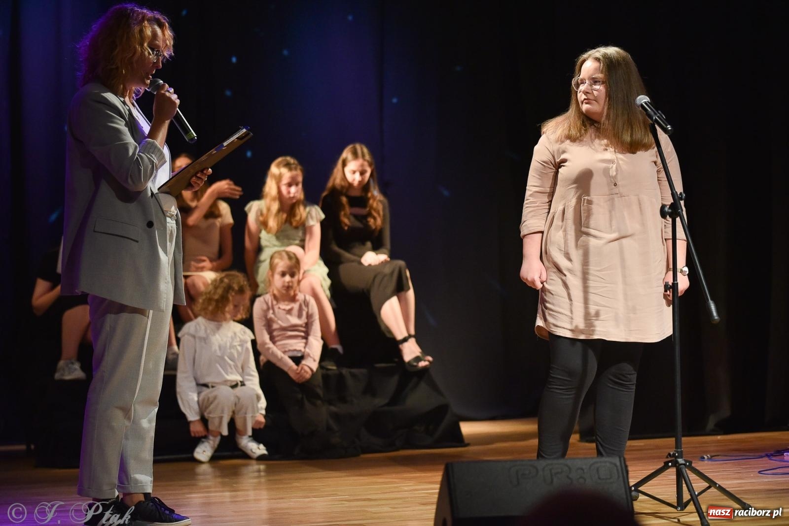 Zdjęcie w galerii na portalu naszraciborz.pl: Wieczorek muzyczno-poetycki w raciborskim MDK [FOTO i WIDEO] wiadomości z regionu