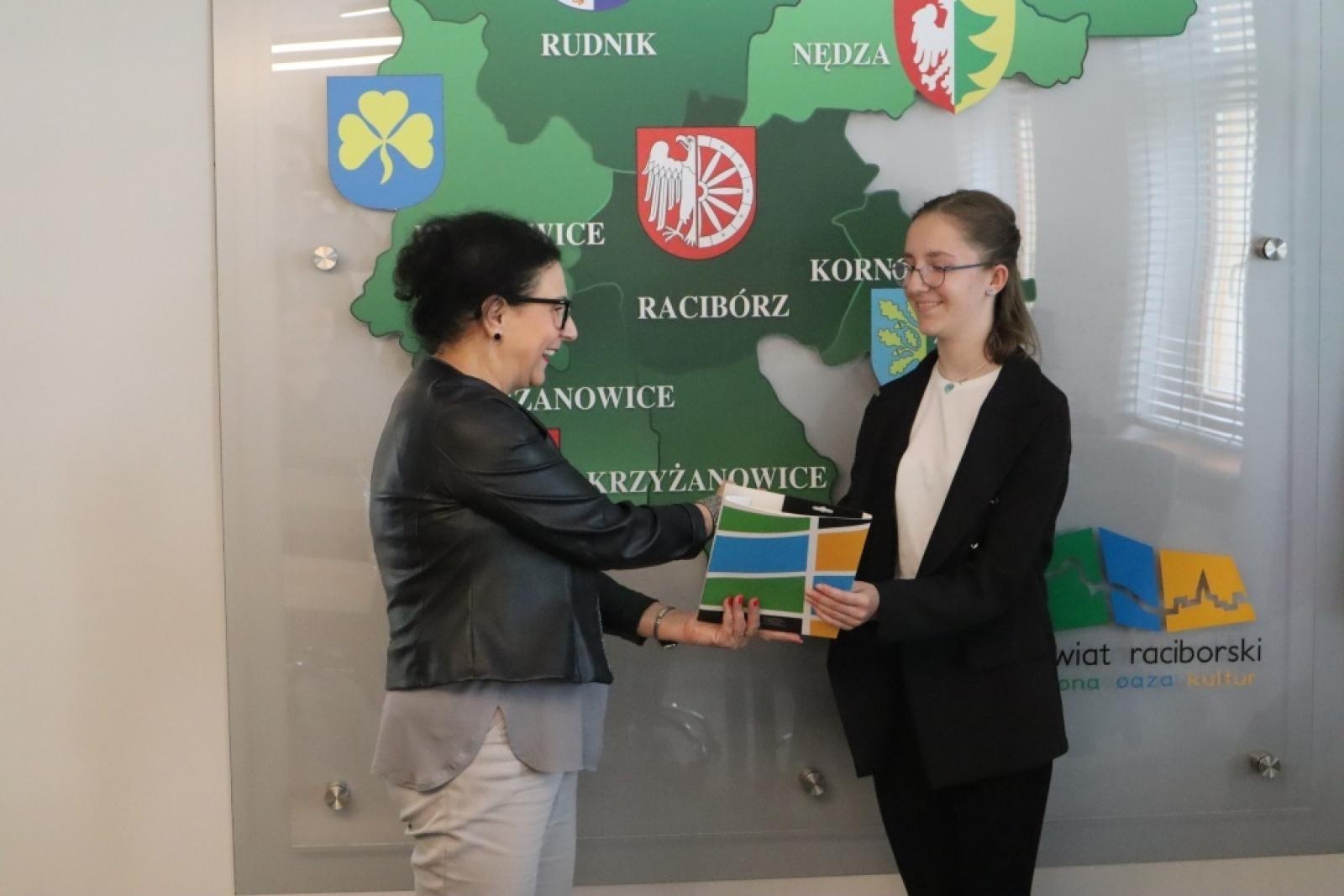 Zdjęcie w galerii na portalu naszraciborz.pl: Mistrzowie ortografii odebrali w Starostwie dyplomy wiadomości z regionu