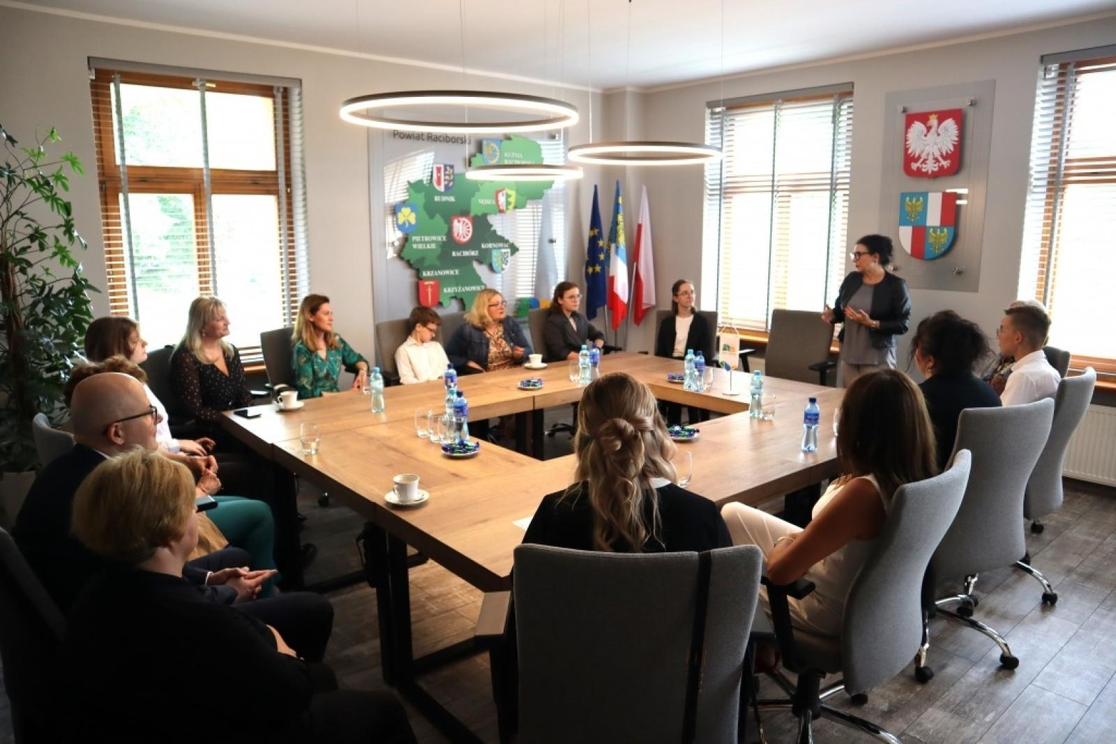 Zdjęcie w galerii na portalu naszraciborz.pl: Mistrzowie ortografii odebrali w Starostwie dyplomy wiadomości z regionu