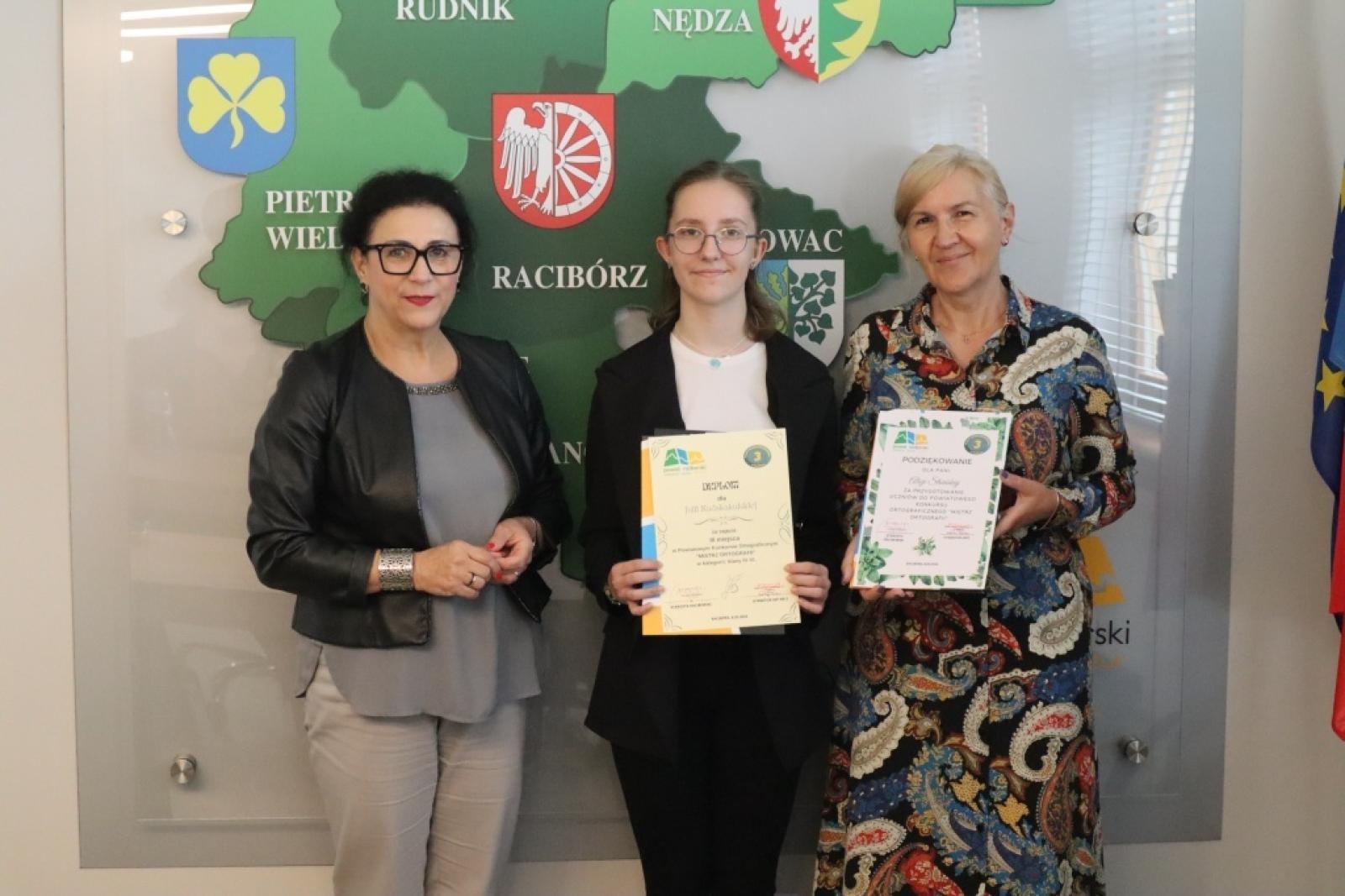 Zdjęcie w galerii na portalu naszraciborz.pl: Mistrzowie ortografii odebrali w Starostwie dyplomy wiadomości z regionu