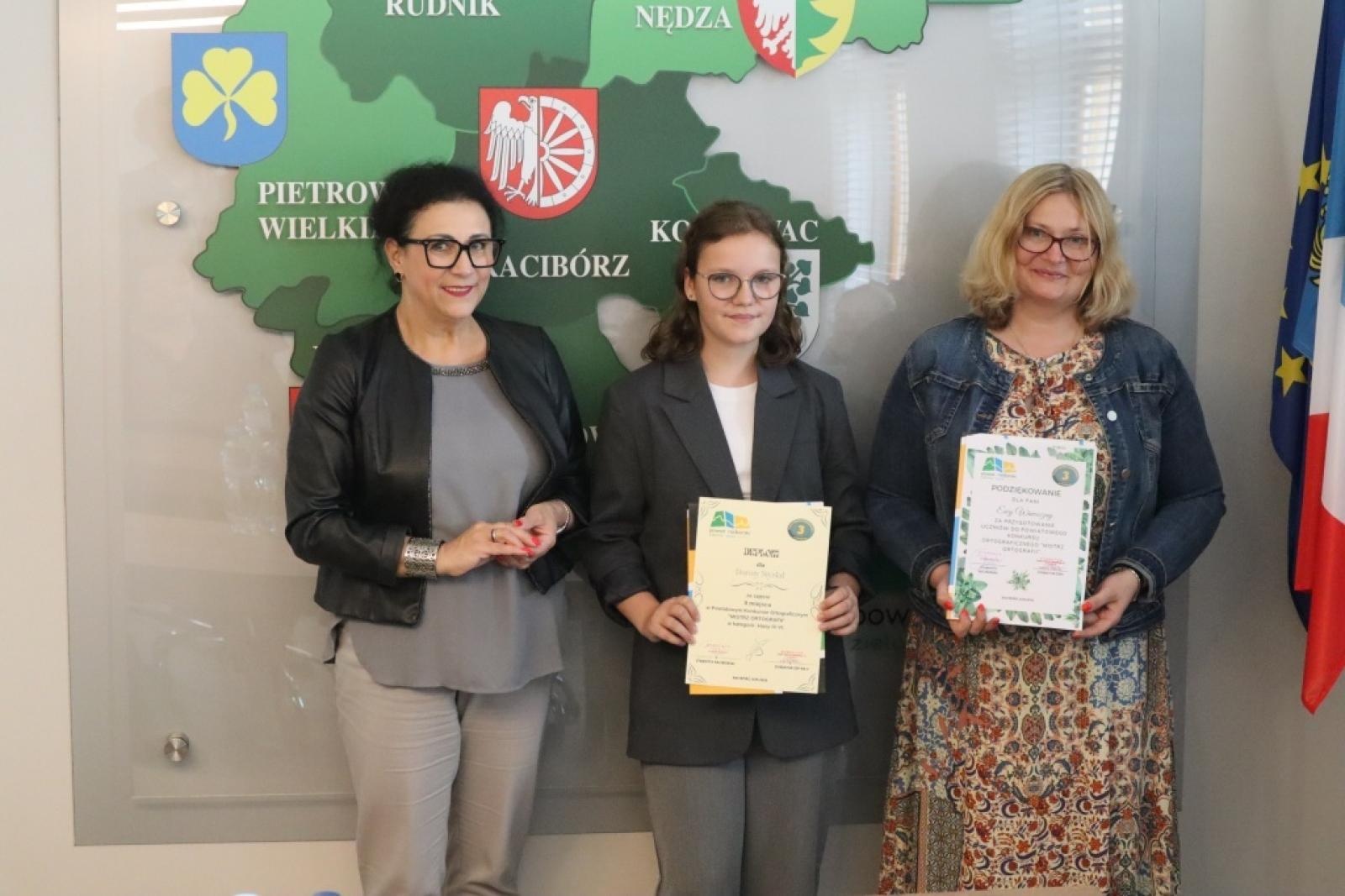 Zdjęcie w galerii na portalu naszraciborz.pl: Mistrzowie ortografii odebrali w Starostwie dyplomy wiadomości z regionu