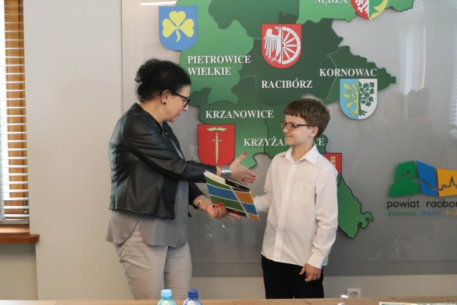 Zdjęcie w galerii na portalu naszraciborz.pl: Mistrzowie ortografii odebrali w Starostwie dyplomy wiadomości z regionu