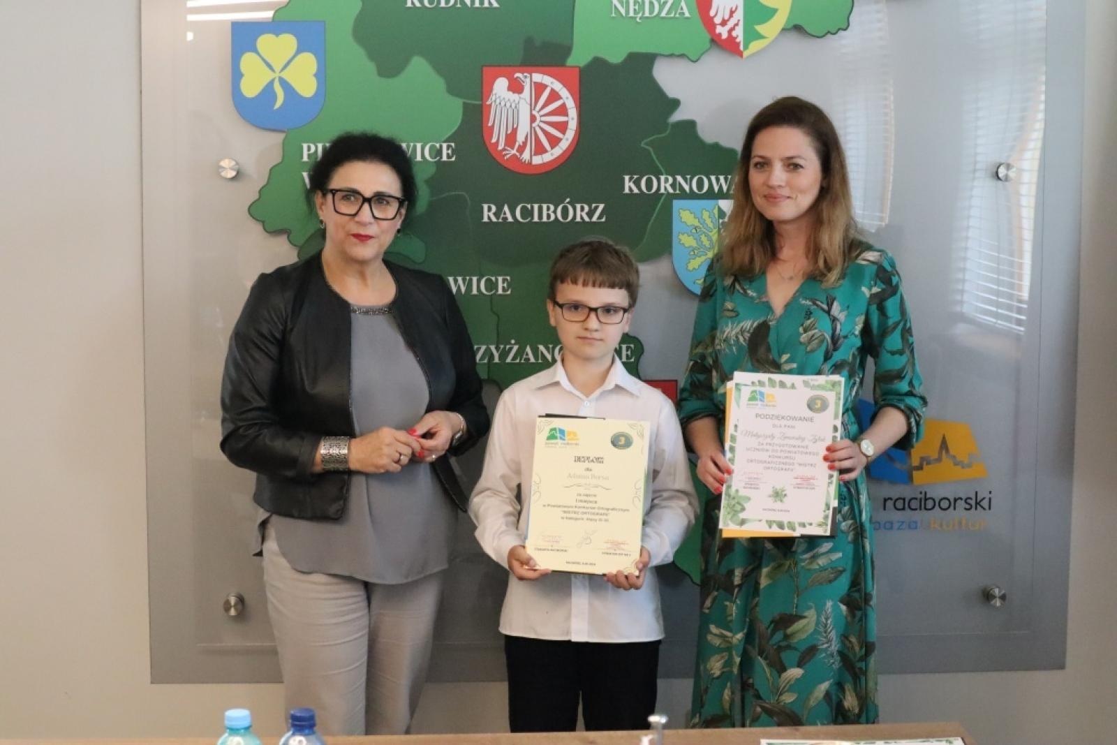 Zdjęcie w galerii na portalu naszraciborz.pl: Mistrzowie ortografii odebrali w Starostwie dyplomy wiadomości z regionu