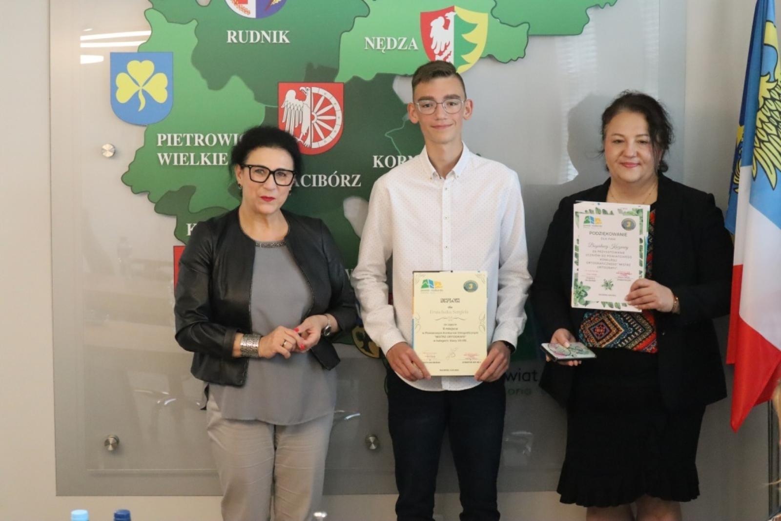 Zdjęcie w galerii na portalu naszraciborz.pl: Mistrzowie ortografii odebrali w Starostwie dyplomy wiadomości z regionu