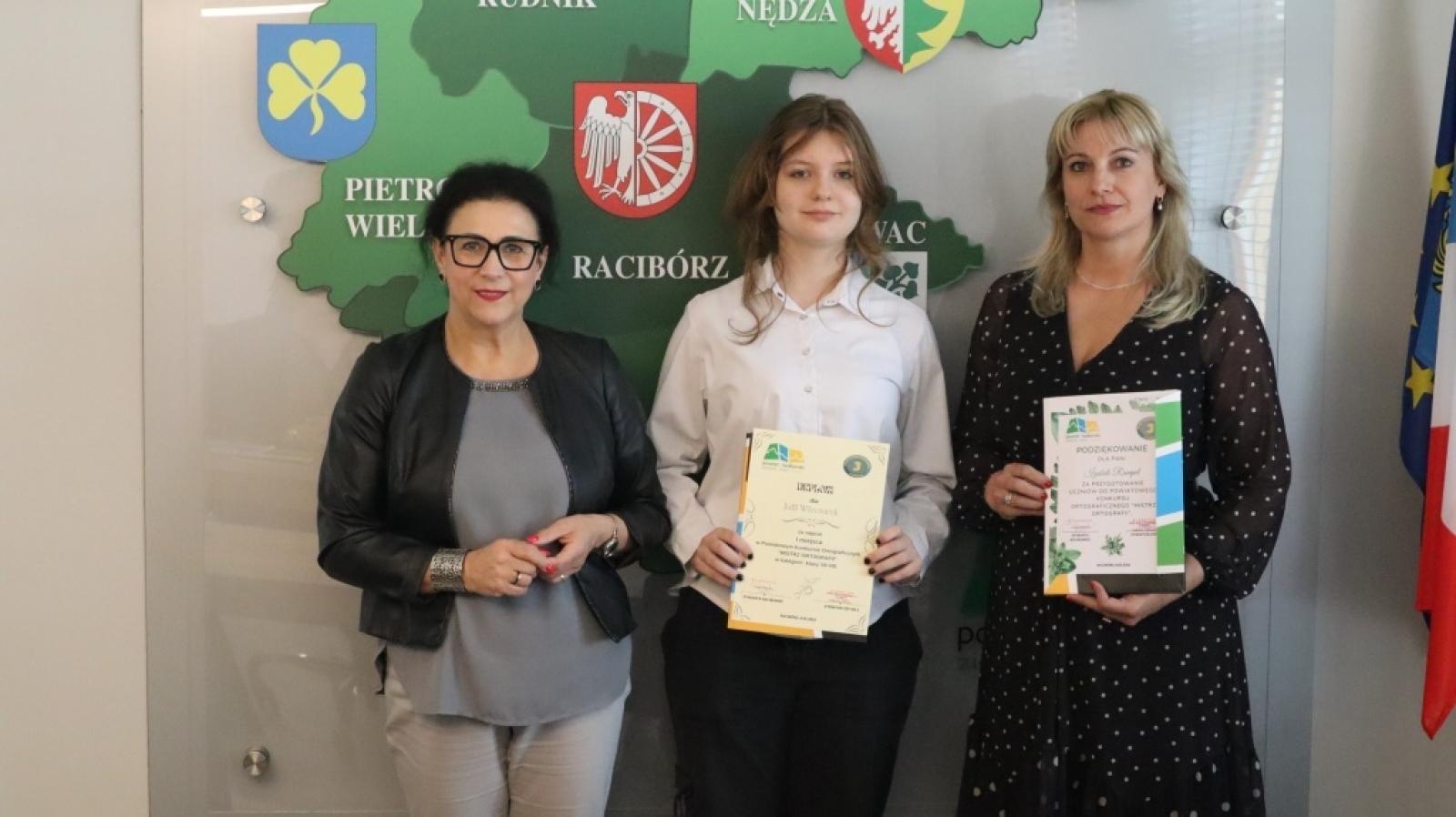 Zdjęcie w galerii na portalu naszraciborz.pl: Mistrzowie ortografii odebrali w Starostwie dyplomy wiadomości z regionu