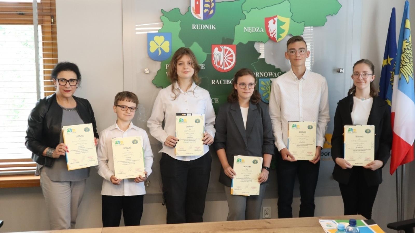 Zdjęcie w galerii na portalu naszraciborz.pl: Mistrzowie ortografii odebrali w Starostwie dyplomy wiadomości z regionu