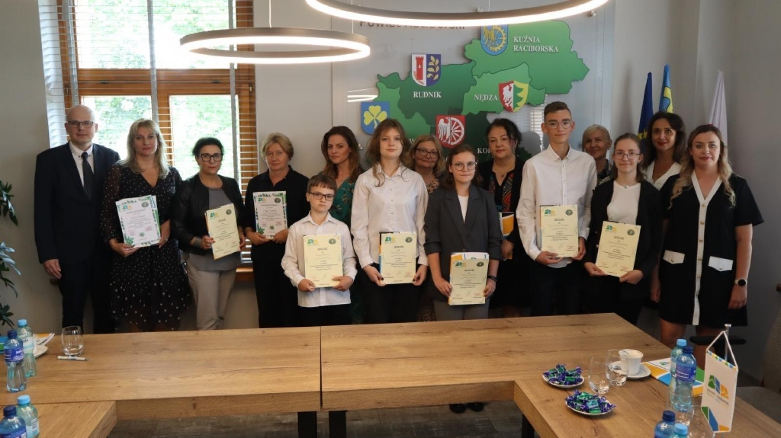 Zdjęcie w galerii na portalu naszraciborz.pl: Mistrzowie ortografii odebrali w Starostwie dyplomy wiadomości z regionu