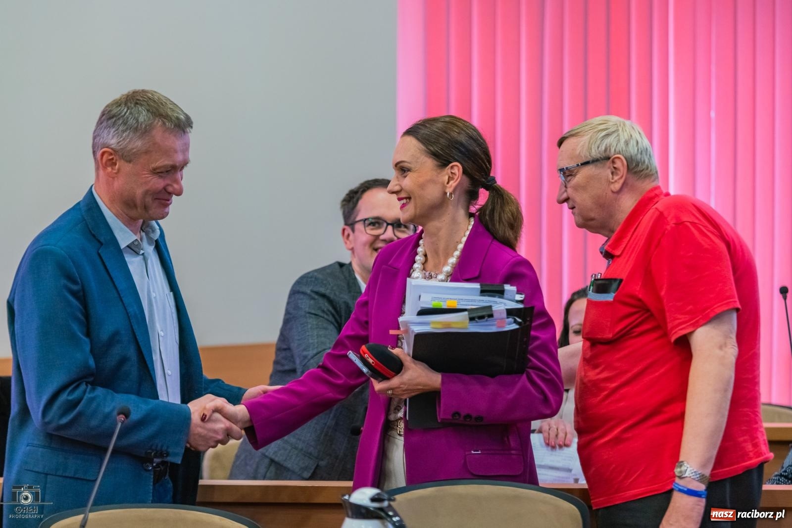 Zdjęcie w galerii na portalu naszraciborz.pl: Zamiast na oświetlenie kościoła, na podwyżki dla nauczycieli wiadomości z regionu