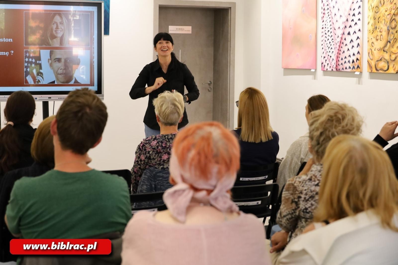 Zdjęcie w galerii na portalu naszraciborz.pl: Biblioteka z pasją: Patrycja Chomiczewska o sile nawyków wiadomości z regionu